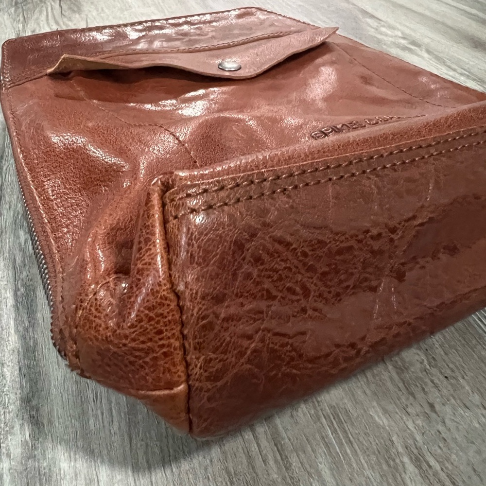 Elegant Brown Leather Women's Backpack - Picture 5 of 8